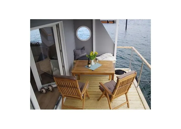 Houseboat Liliput Comfortable 船上ホテル シュトラールズント
