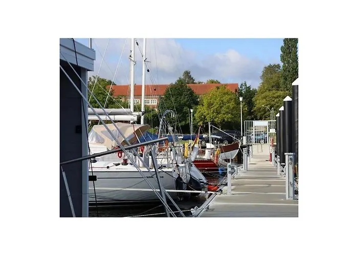 Houseboat Liliput Comfortable 船上ホテル