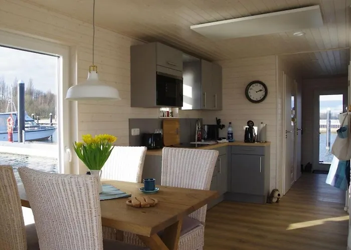 Houseboat Liliput Comfortable 船上ホテル 2*